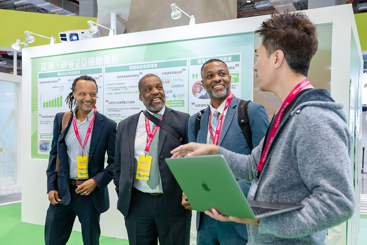 圖說/天衍互動向海外貴賓介紹科技體驗光影展演