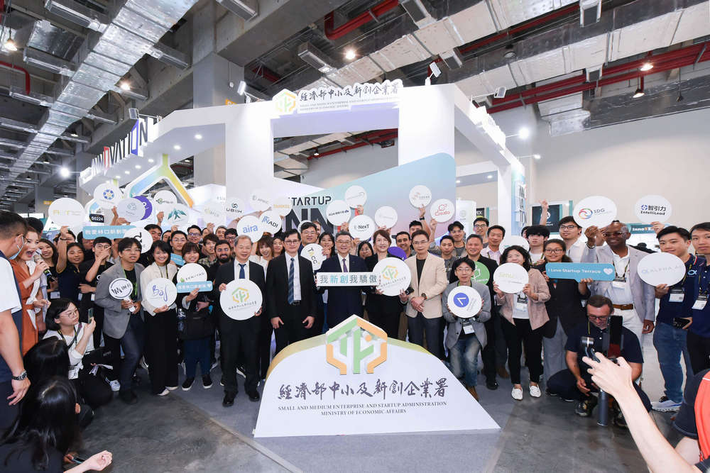 行政院院長卓榮泰蒞臨中企署主題館並與參展新創團隊合影