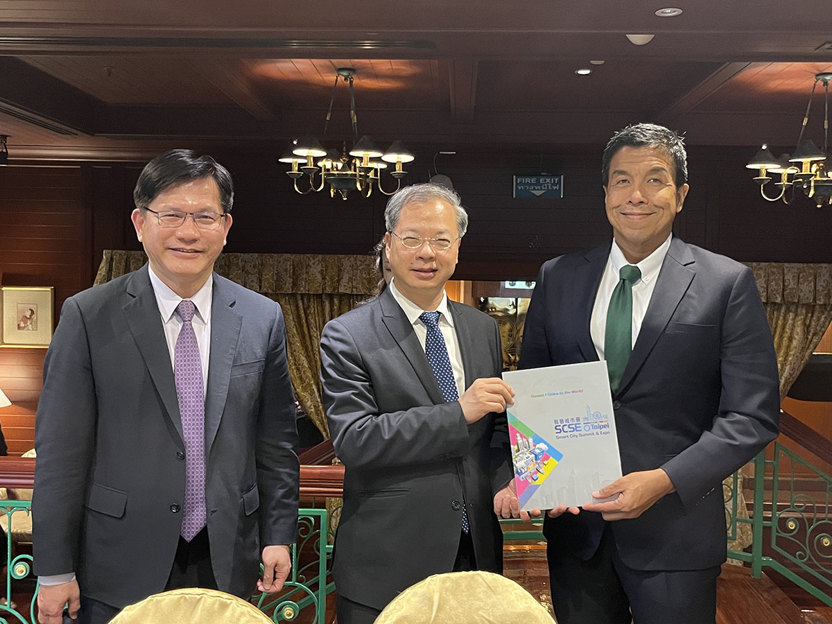 圖說／龔主委及總統府林秘書長與曼谷市長查察（Chadchart Sittipunt）交流，並邀請訪臺參與2024智慧城市展