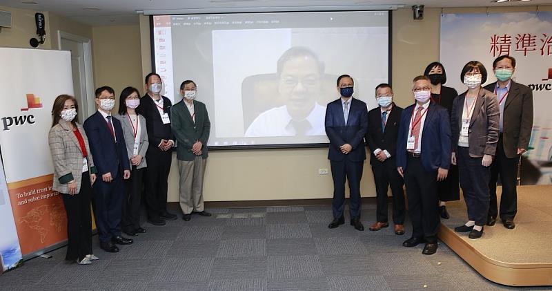 龔明鑫於致詞後與其他講者合影