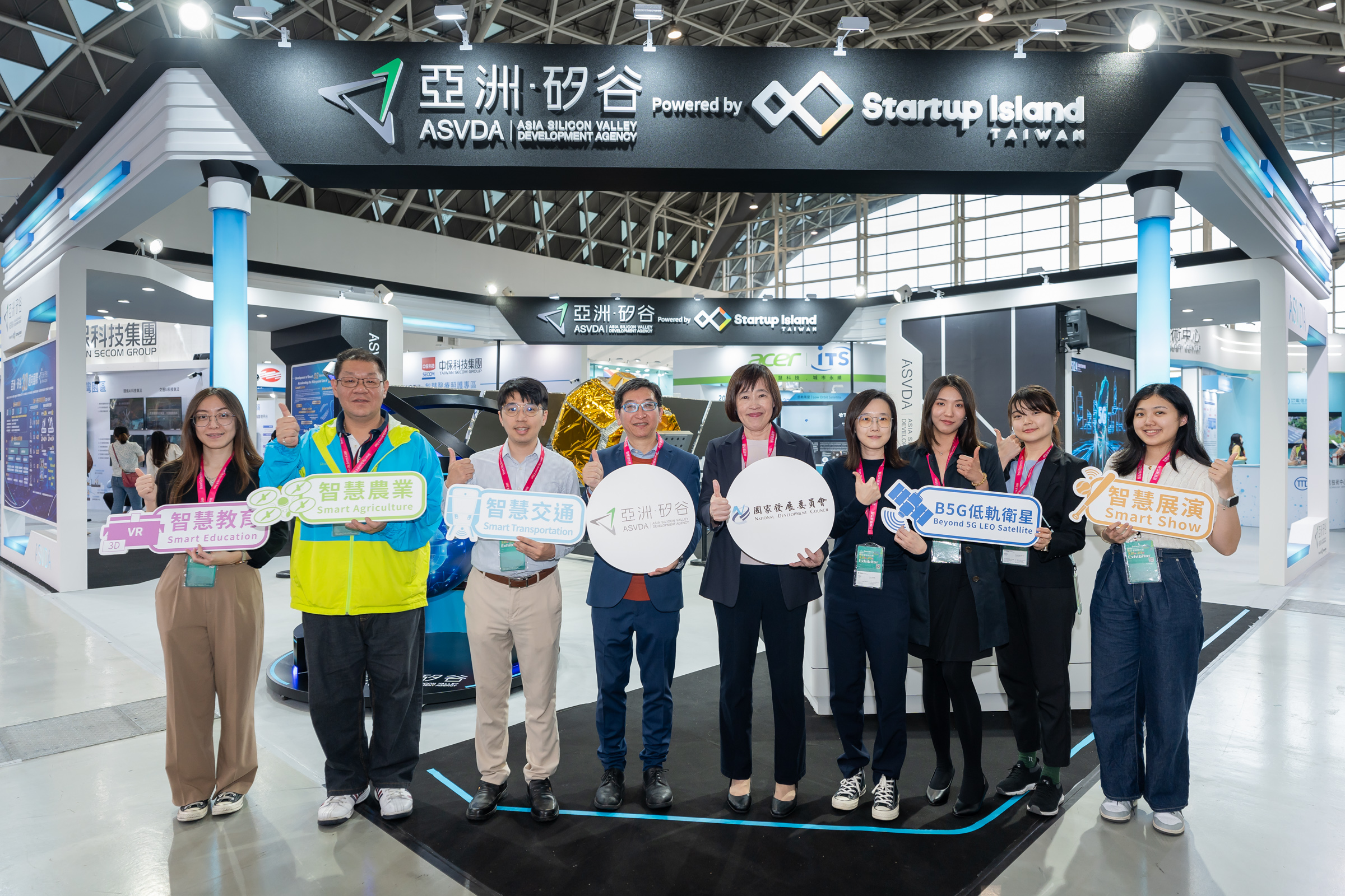 圖說／國發會高仙桂副主委(右5)及亞矽執行中心李博榮行政長(左4)與亞矽5G館參展廠商合影