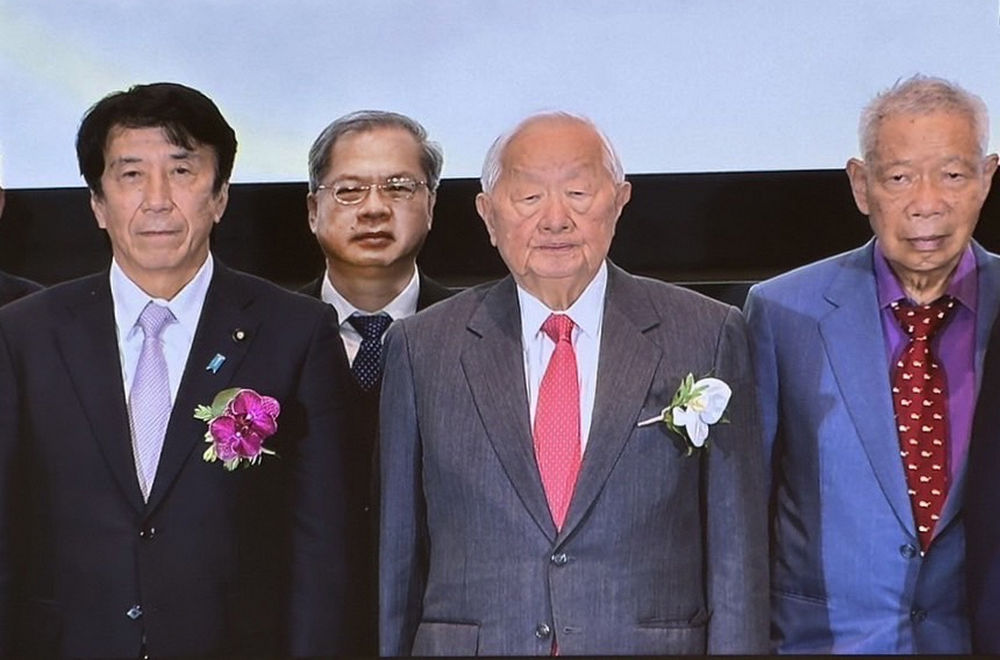 圖說：（左起）日本經產大臣齋藤健、台灣國發會主委龔明鑫、台積電創辦人張忠謀、台積電董事曾繁城