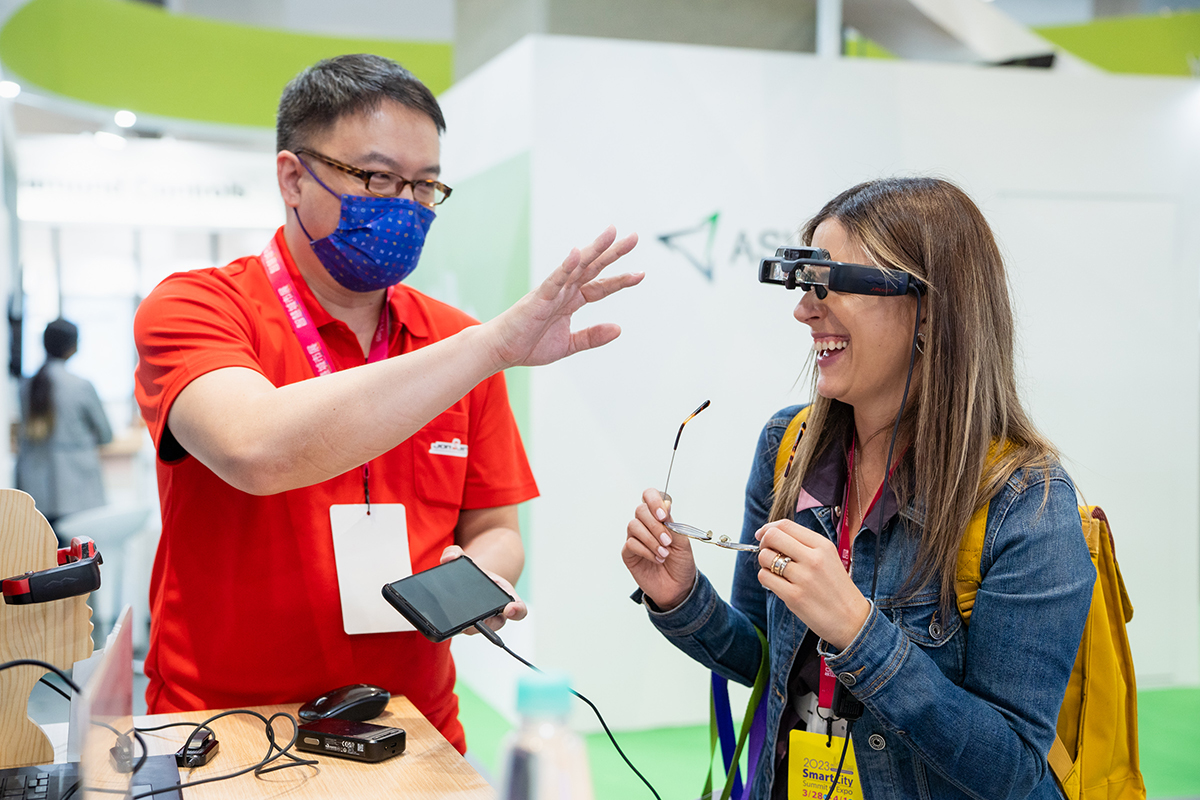 圖說/佐臻展示高性能AR智慧眼鏡，讓使用者可透過眼球追蹤操作介面控制