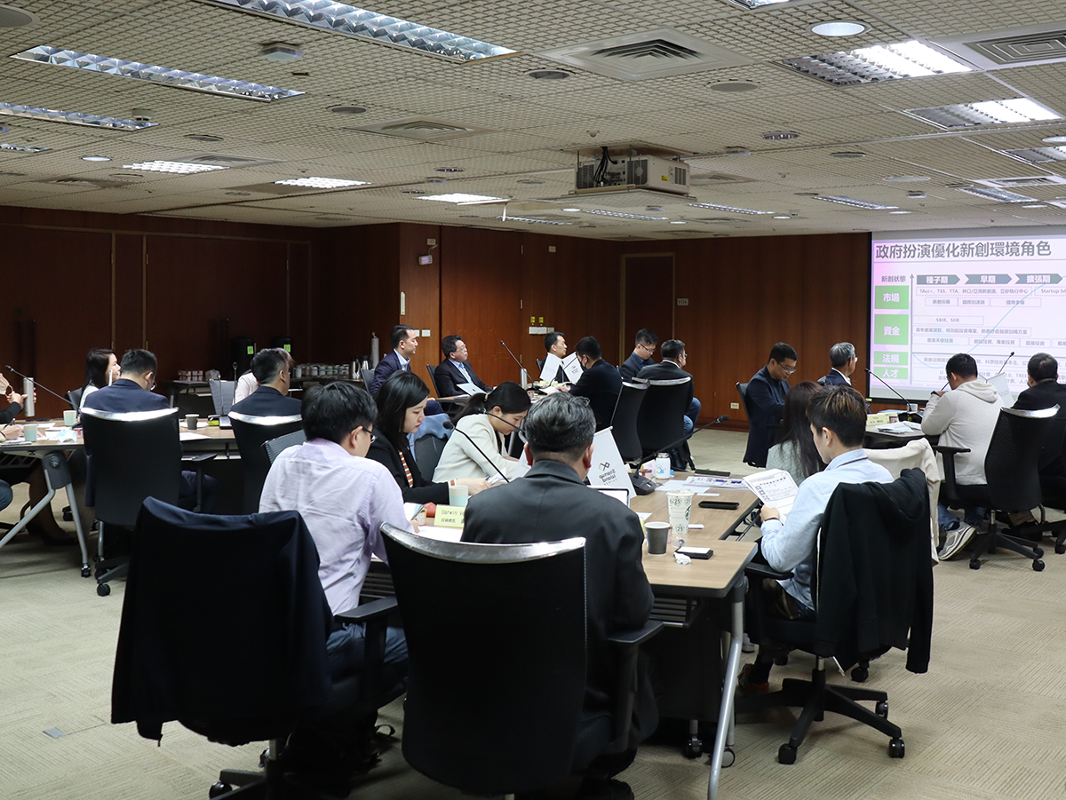 圖說/向與會者說明新創政策推動情形