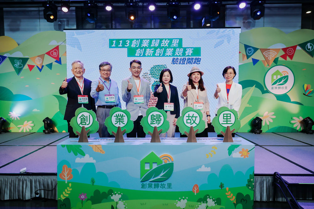 台北市電腦公會杜全昌總幹事、中原大學范錚強教授、112年季軍團隊CoCoTree林迪詒執行長、數發部數產署黃雅萍主秘、108年冠軍團隊奇步應用謝宜伶執行長、財團法人資訊工業策進會林玉凡院長（由左至右）