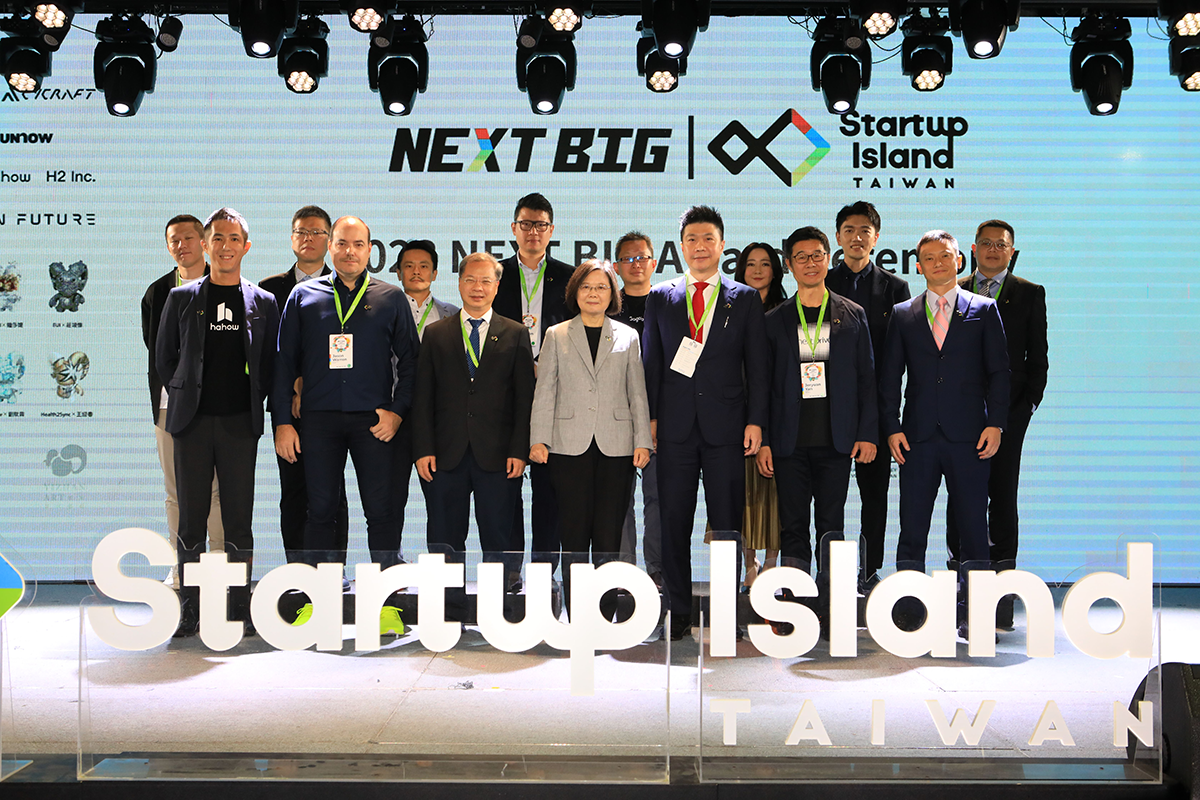 圖說/蔡英文總統、國發會龔明鑫主委與13家NEXT BIG合影