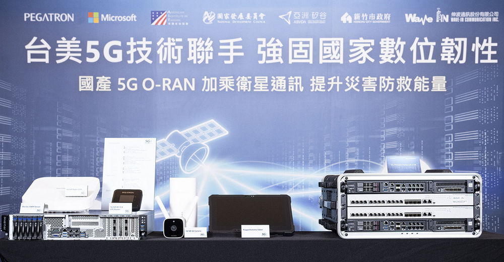 透過微軟虛擬化雲原生技術與 Azure 雲服務，協助和碩開發建置出基於 O-RAN 標準的 5G 基站，並由伸波通訊進行軟硬體對接，連接至低軌道衛星後傳送終端裝置間資料，全面加強 5G 通訊網的覆蓋