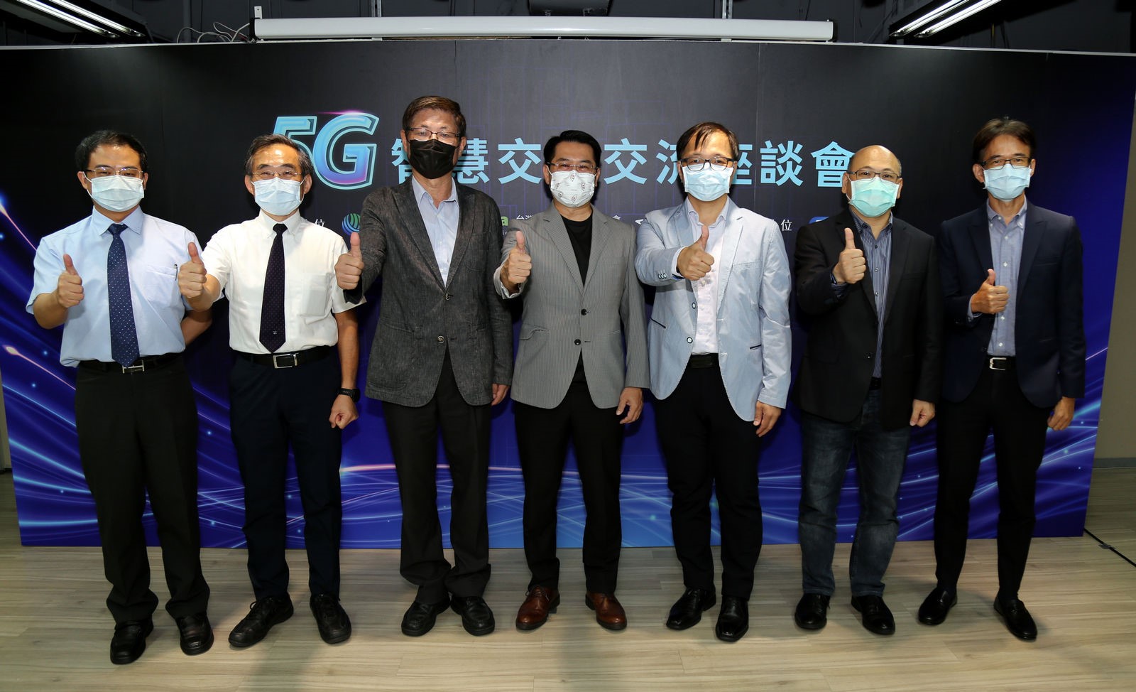 由左至右依序為華電聯網楊瓅凱資深經理、富鴻網邱登崧總經理、台灣物聯網產業技術協會車聯網委員會召集人何寶中、台灣全球無線平台策進會理事長韓政達、亞洲‧矽谷執行中心温宏斌顧問、宏碁智通游明豐總經理、大同世界科技陳志宏資深副總。