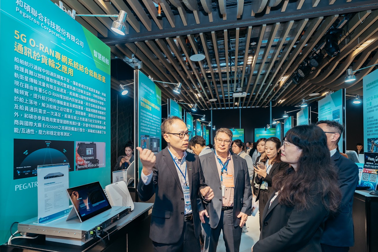 圖說／國發會產業發展處 陳瓊華副處長與計畫業者於成發會現場交流