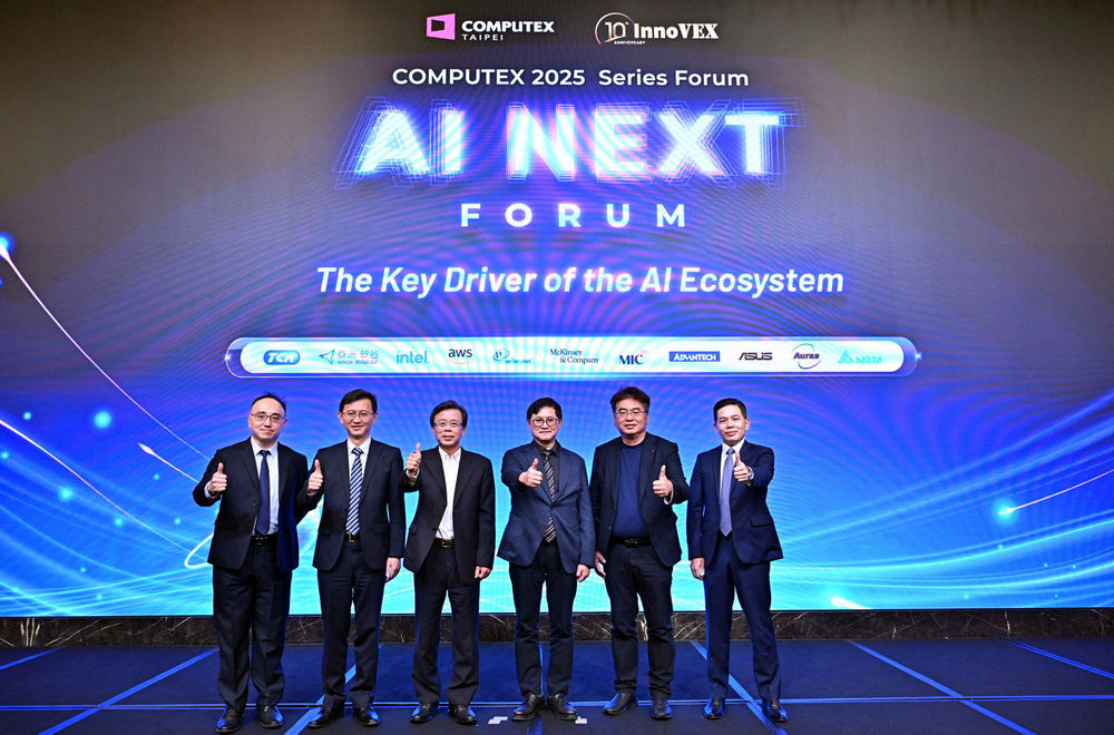 （由左至右）資策會產業情報研究所（MIC）所長洪春暉、台達電源及系統事業群副總裁暨總經理陳盈源、華碩共同執行長胡書賓、台北市電腦公會榮譽理事長童子賢、雙鴻董事長林育申、研華嵌入式事業群總經理張家豪