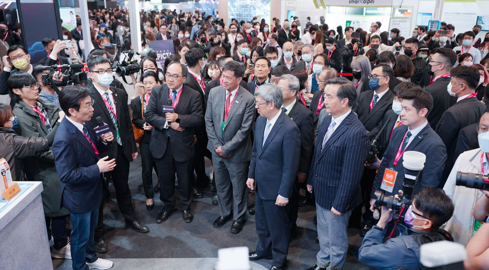 行政院院長陳建仁及總統府秘書長林佳龍今天出席智慧城市展開幕活動後,參觀數位產業署主題館展區,並且為參展廠商加油打氣