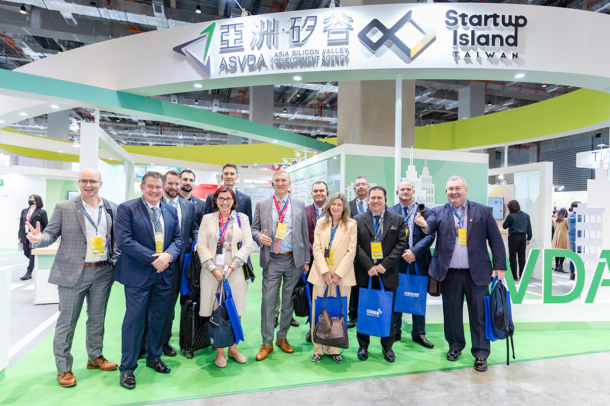 圖說/海外貴賓於「亞洲．矽谷主題館」前合影