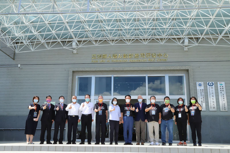 亞洲無人機AI創新應用研發中心開幕記者會揭牌儀式活動合影
