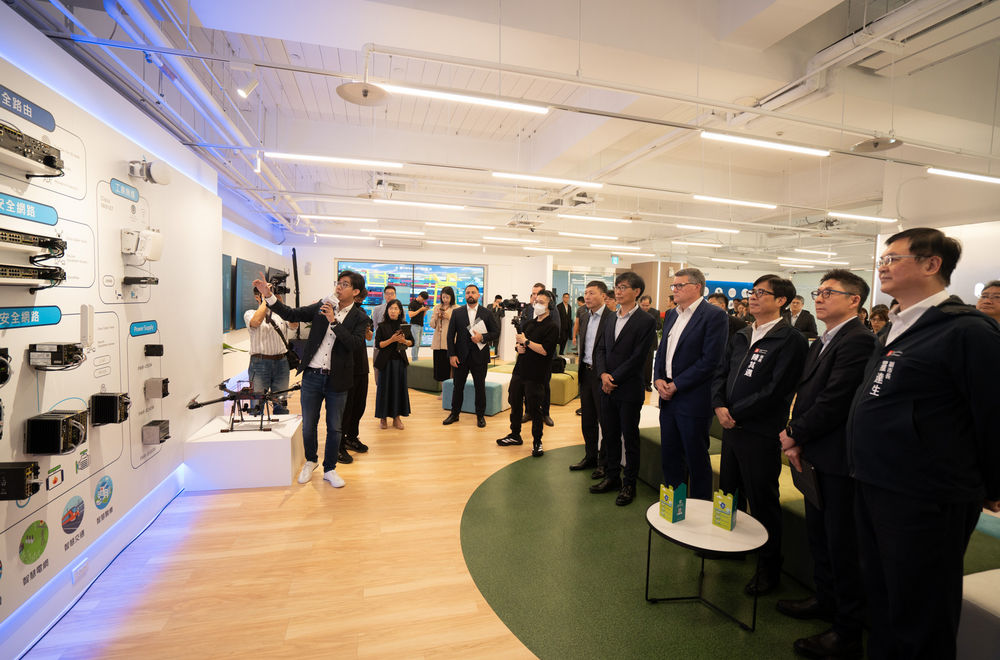 思科研發中心Cisco Demo牆展示國際最新的OT場域AI應用與實體通訊架構,透過安全通訊方案,協助傳統OT場域邁向數位轉型並顯著強化資安能力,為技術升級與創新提供強大的支持與靈活性